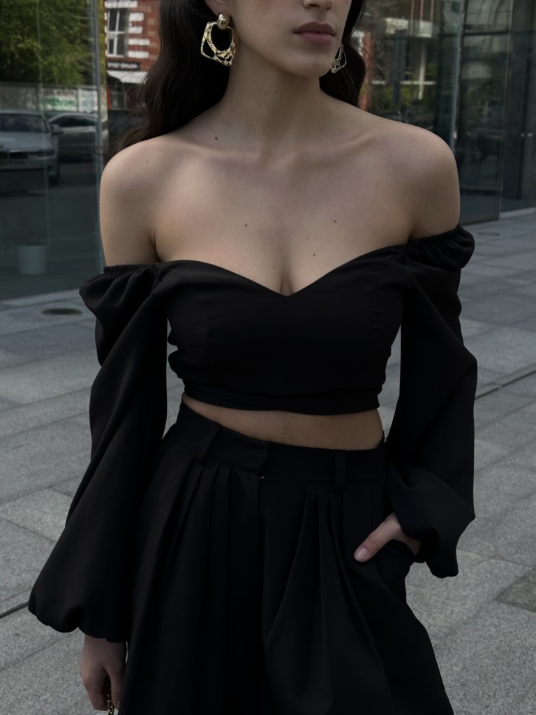 Wrap-top with long sleeves black