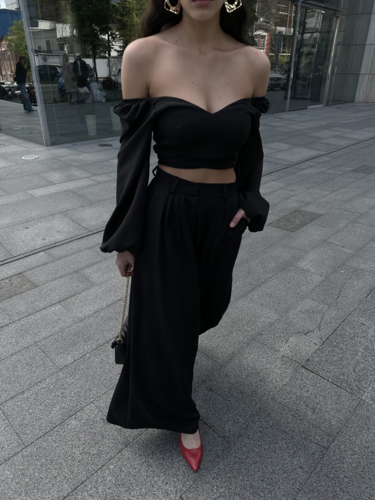 Wrap-top with long sleeves black