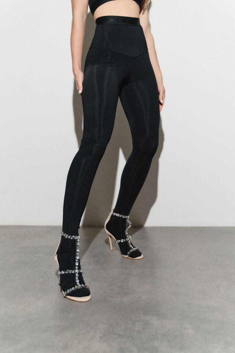 Suit: top and leggings