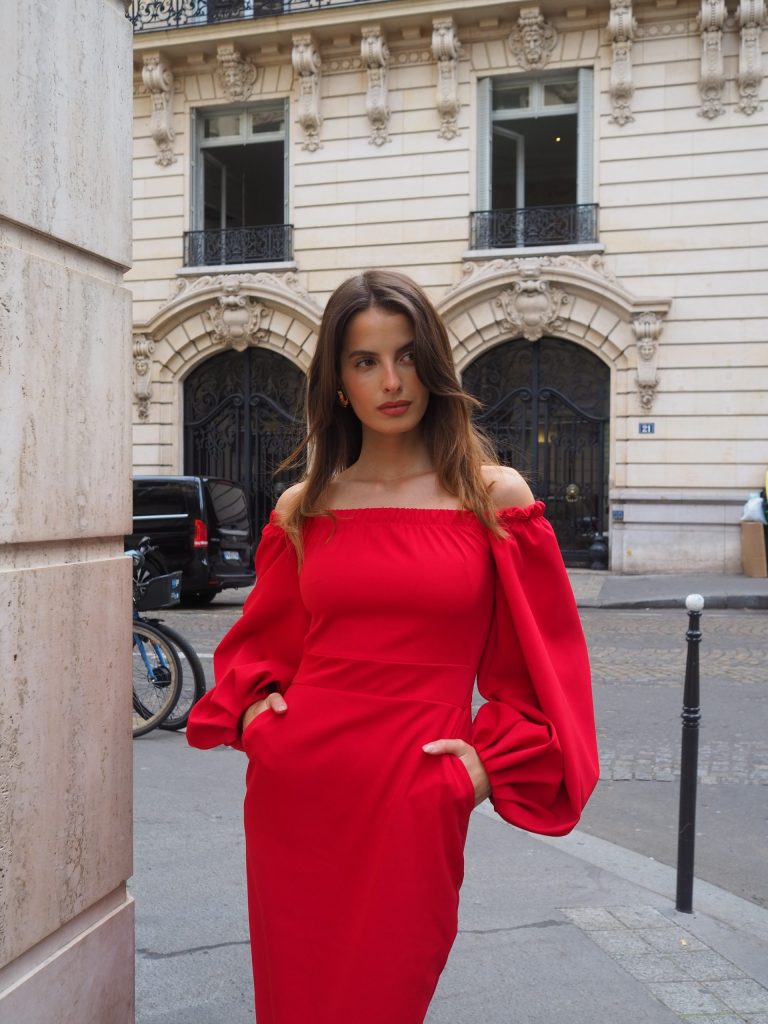 Red dress with voluminous sleeves