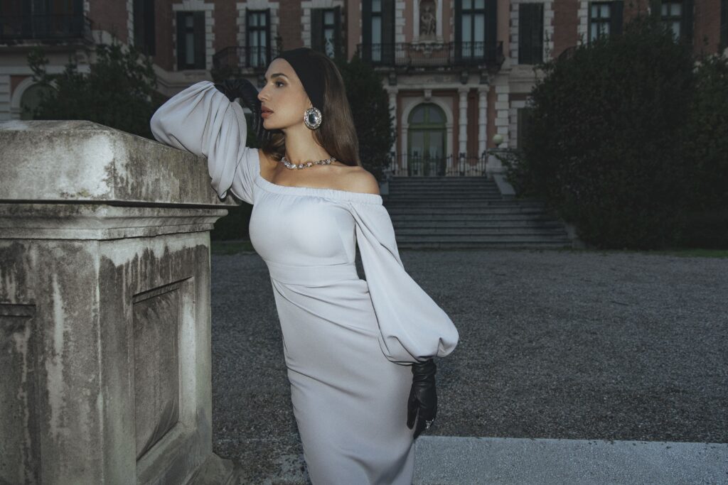 Grey dress with voluminous sleeves
