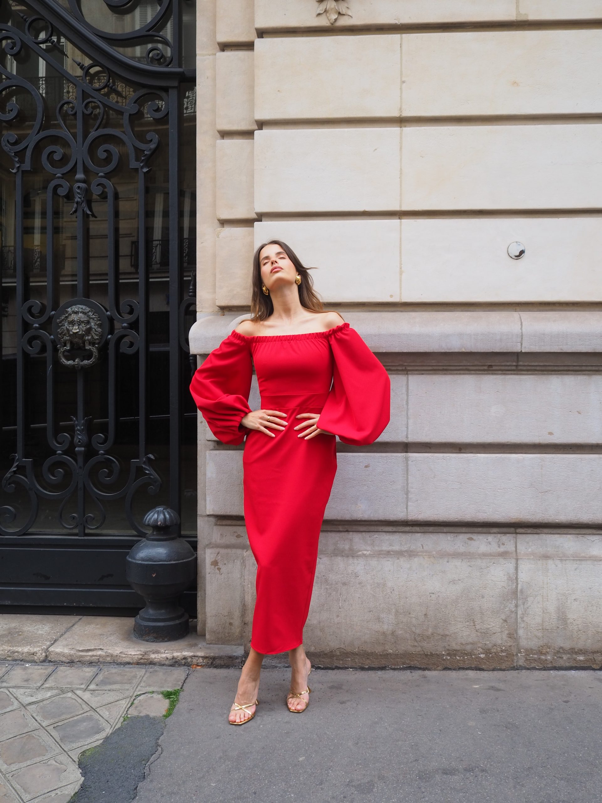 Red dress with voluminous sleeves