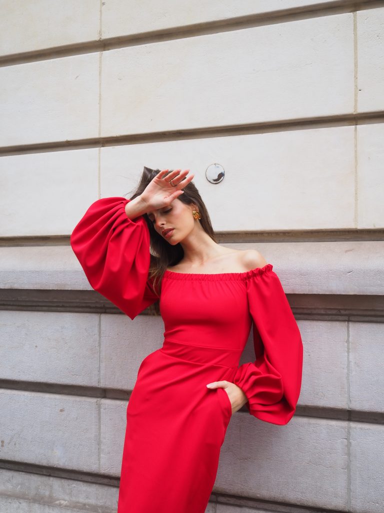Red dress with voluminous sleeves