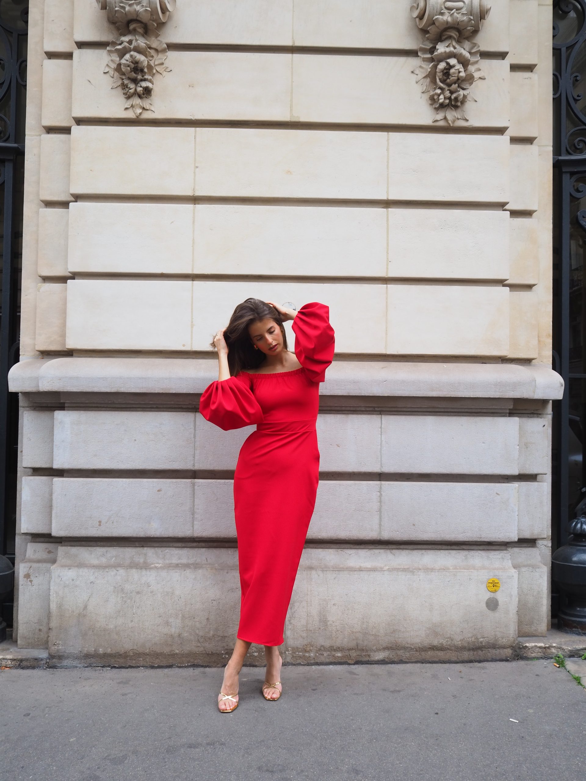 Red dress with voluminous sleeves
